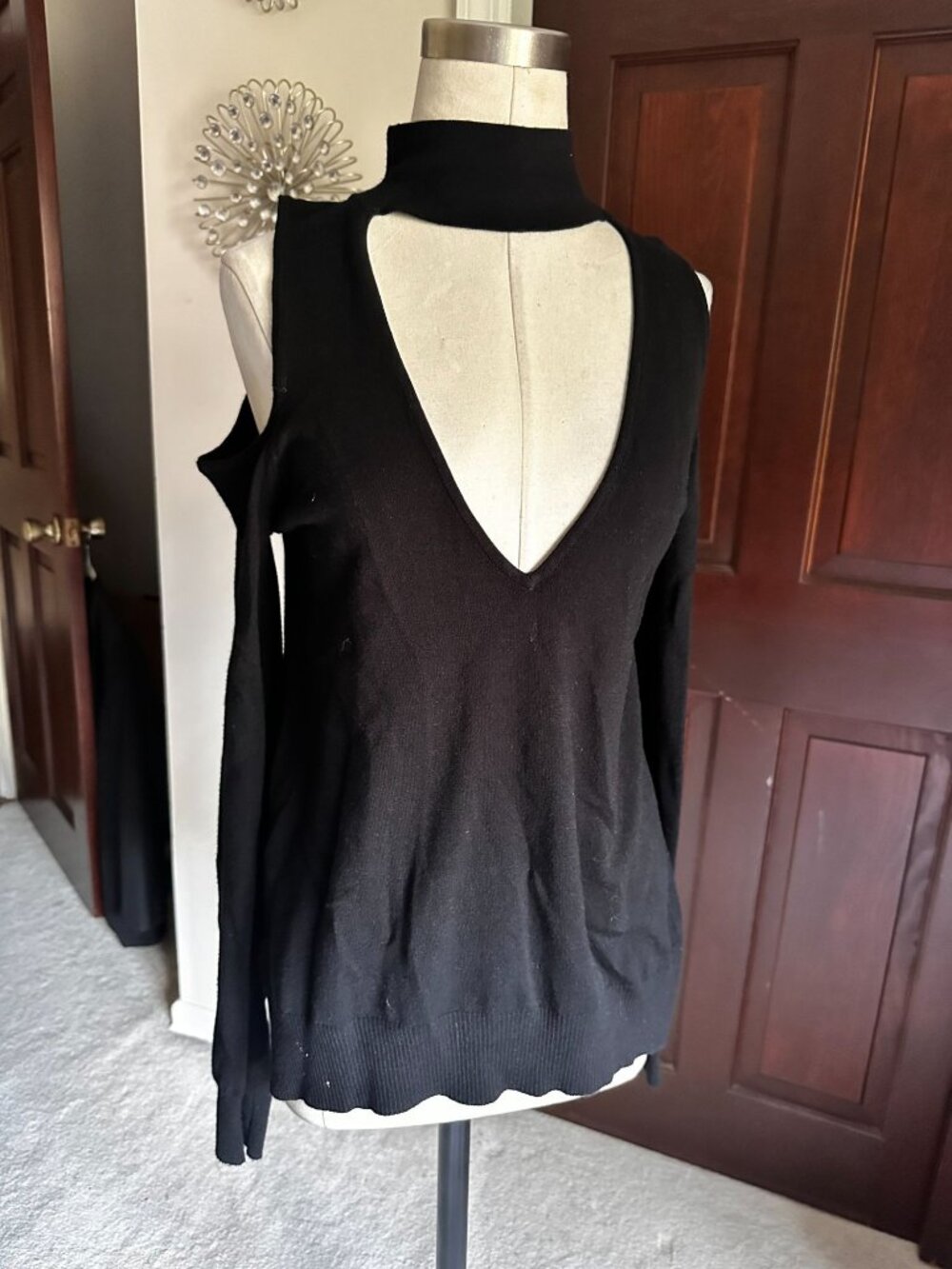 Aqua black long sleeve cold shoulder with keyhole v neckline S